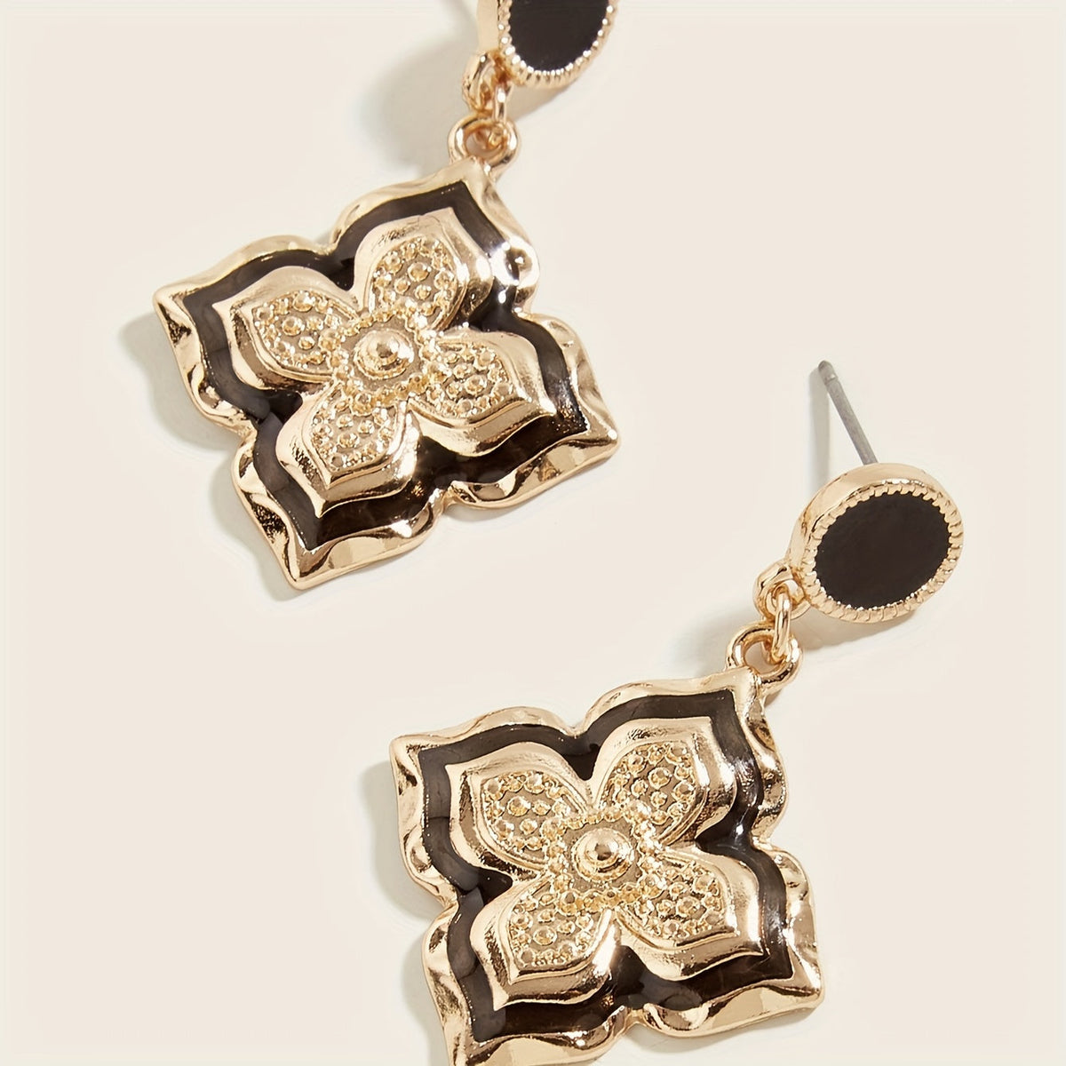 Gouden vintage oorbellen met zwart emaille klaverbloem
