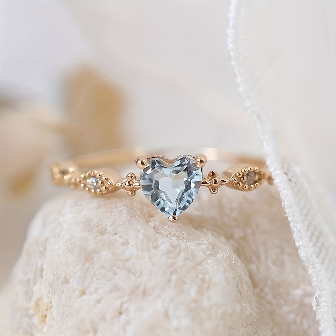 Roségouden ring met hartvormige aquamarijn