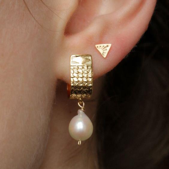 Gouden oorbellen met barokparelhanger