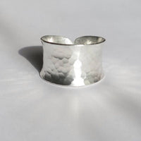 Gehamerde zilveren brede ring