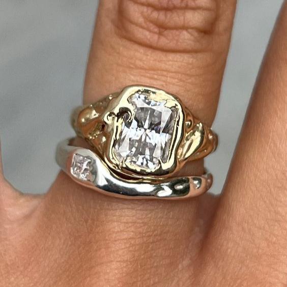 Goud-zilveren ring met rechthoekige zirkonia