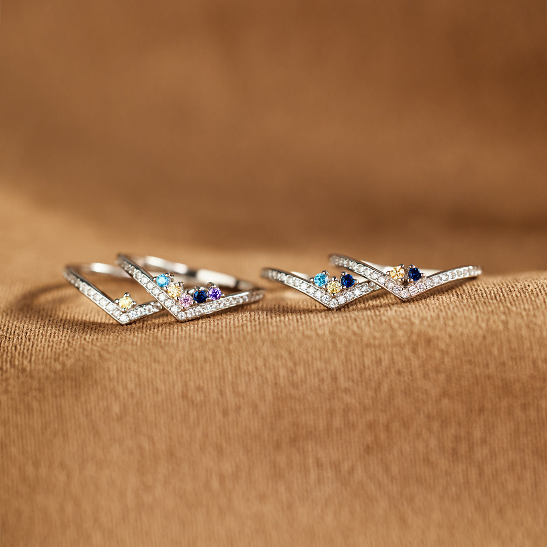 Zilveren chevron ring met blauwe geboortestenen en zirkonia