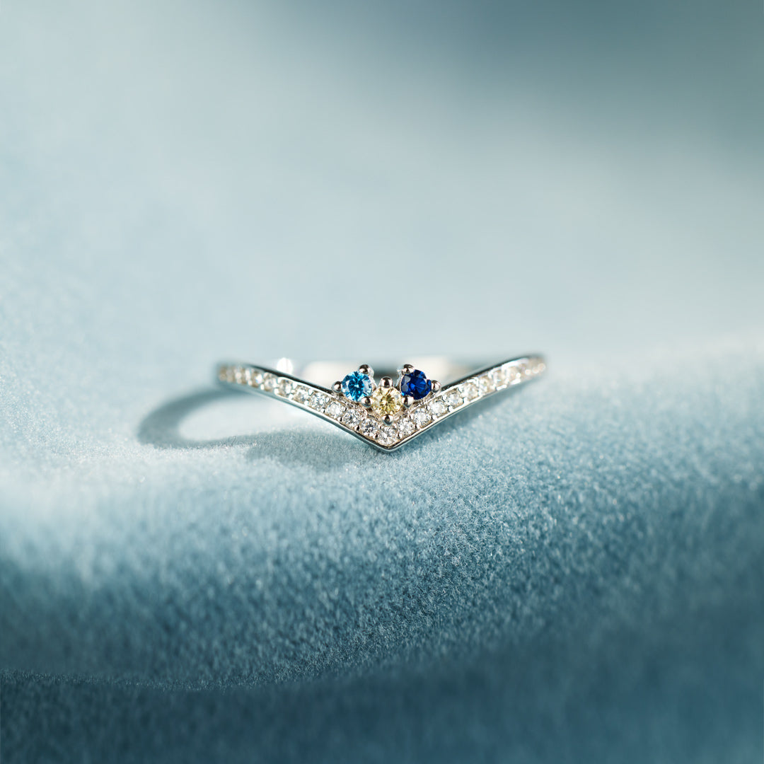 Zilveren chevron ring met blauwe geboortestenen en zirkonia