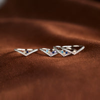 Zilveren chevron ring met blauwe geboortestenen en zirkonia