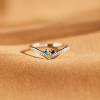 Zilveren chevron ring met blauwe geboortestenen en zirkonia