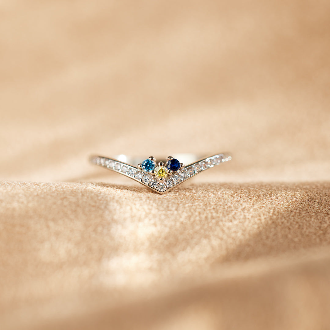 Zilveren chevron ring met blauwe geboortestenen en zirkonia
