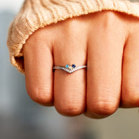 Zilveren chevron ring met blauwe geboortestenen en zirkonia