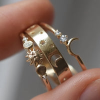 Gouden ringenset met zon, maan en sterren