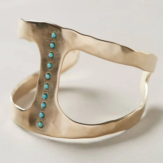 Gouden bewerkte cuff-armband met turquoise stippen