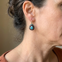 Vintage oorbellen met turquoise druppel en rode strass