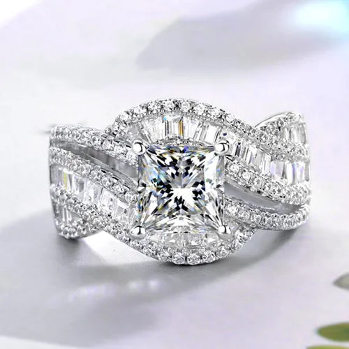 Zilveren ring met princess-geslepen zirkonia en getwiste band