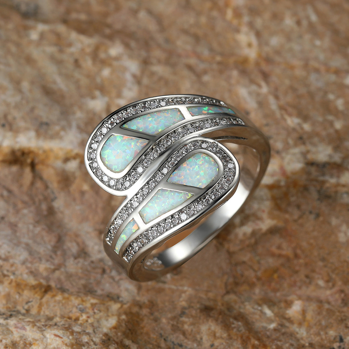 Zilveren ring met witte opaal en zirkonia