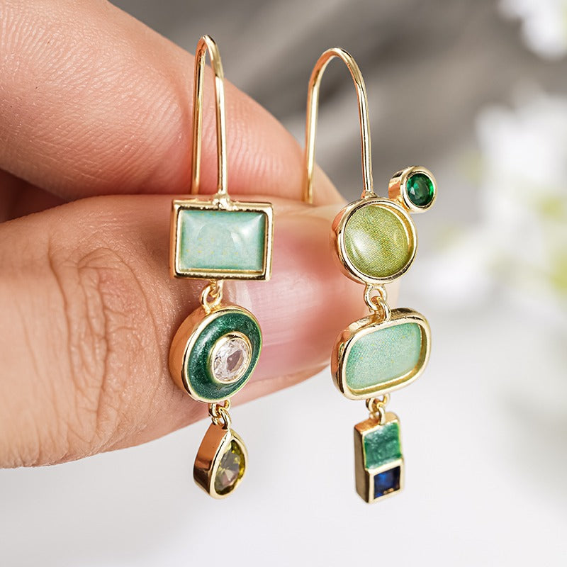 Gouden geometrische hangoorbellen met groene en blauwe stenen