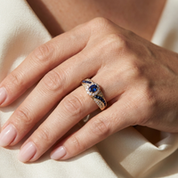 Gouden vintage ring met blauwe steen en zirkonia