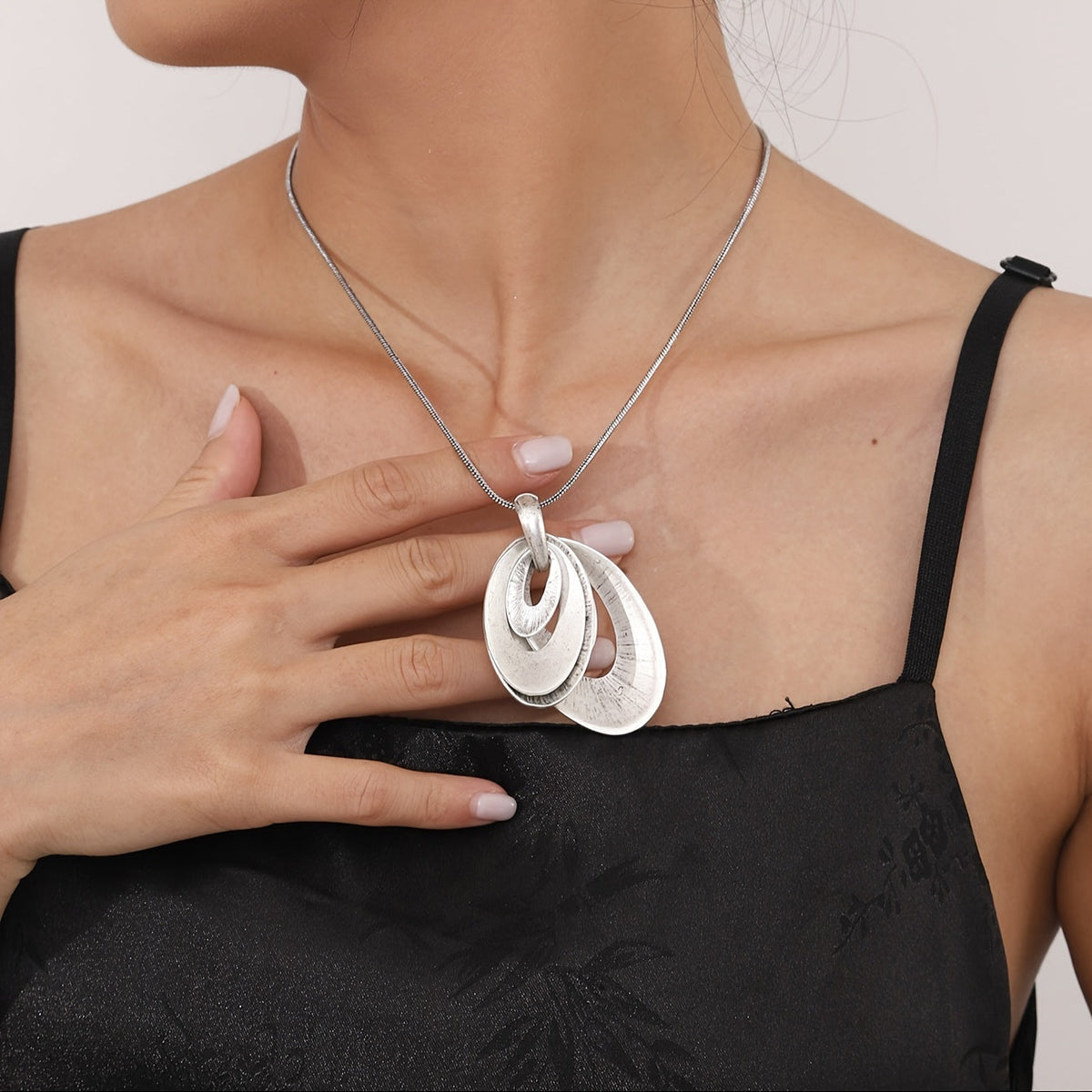 Zilveren ketting- en oorbellenset met gelaagde ovale hanger