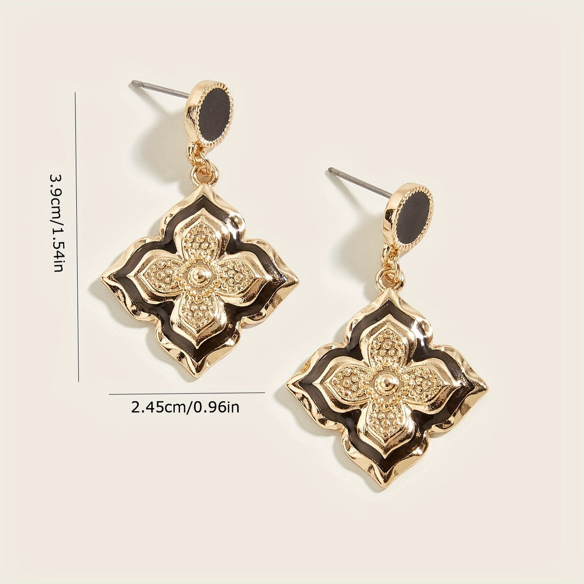 Gouden vintage oorbellen met zwart emaille klaverbloem
