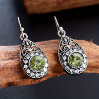 Zilveren vintage oorbellen met groene edelsteen in druppelvorm