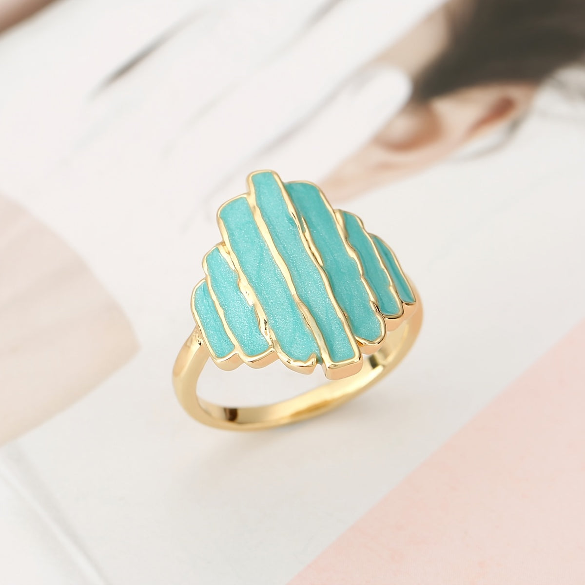Gouden ring met turquoise geëmailleerde strepen