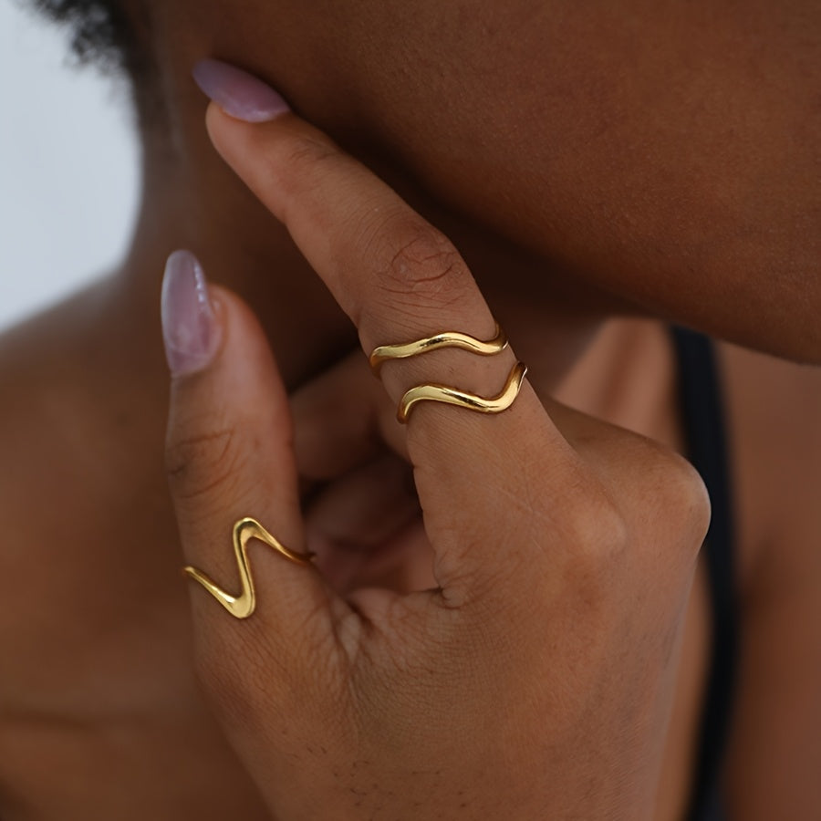 Gouden minimalistische ringenset met golfdesign