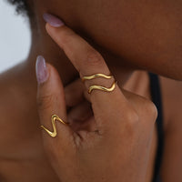 Gouden minimalistische ringenset met golfdesign
