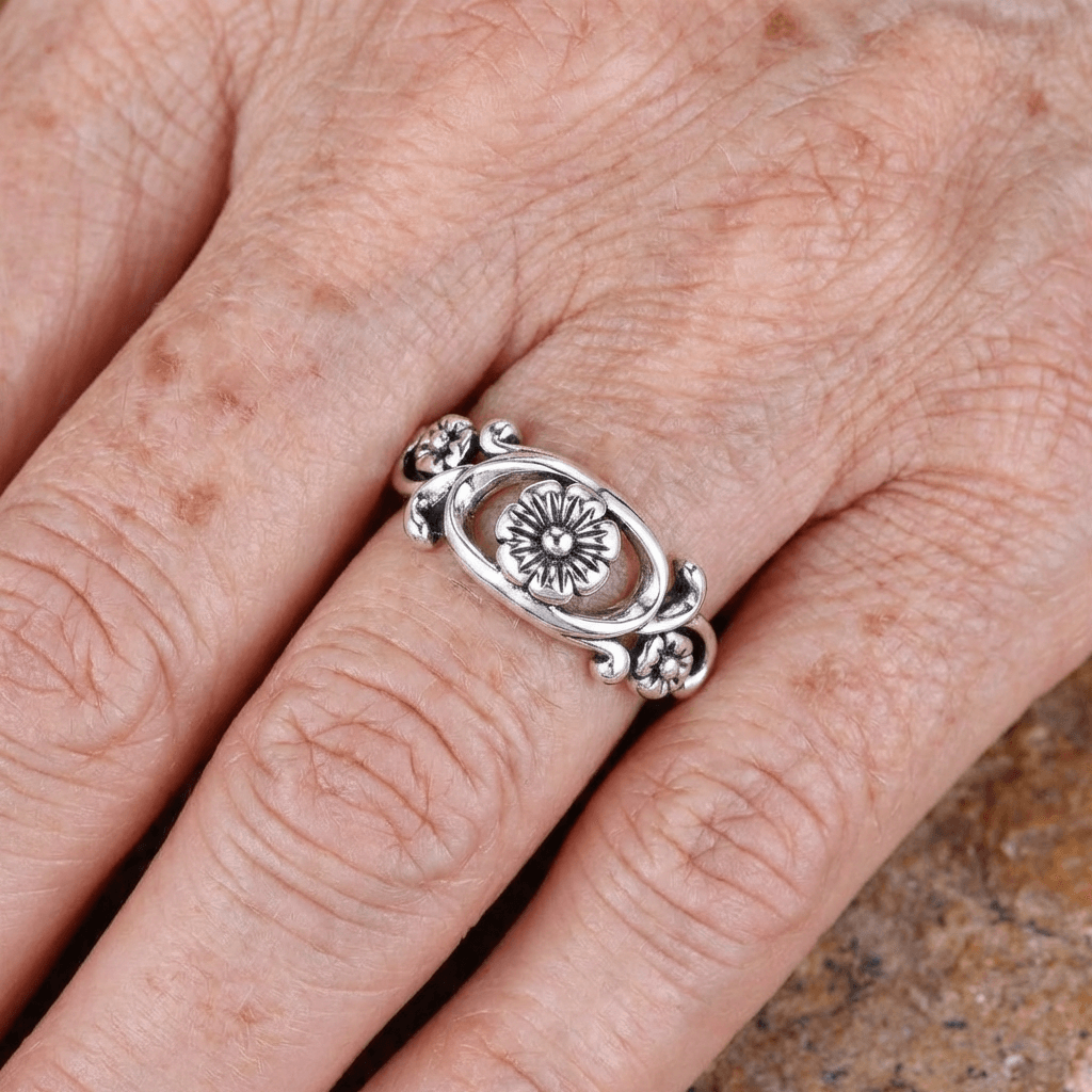 Zilveren vintage ring met bloemmotief
