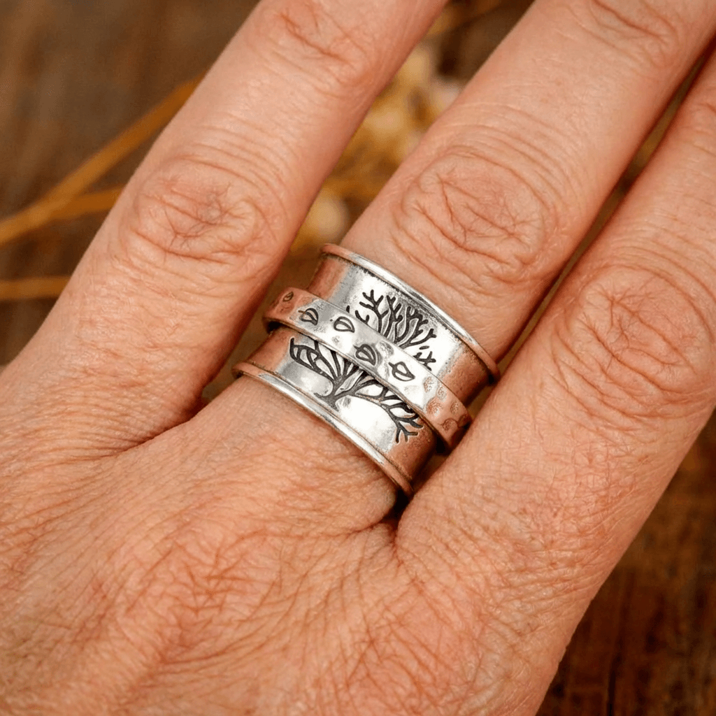 Zilveren brede ring met gehamerde zirkoniaband