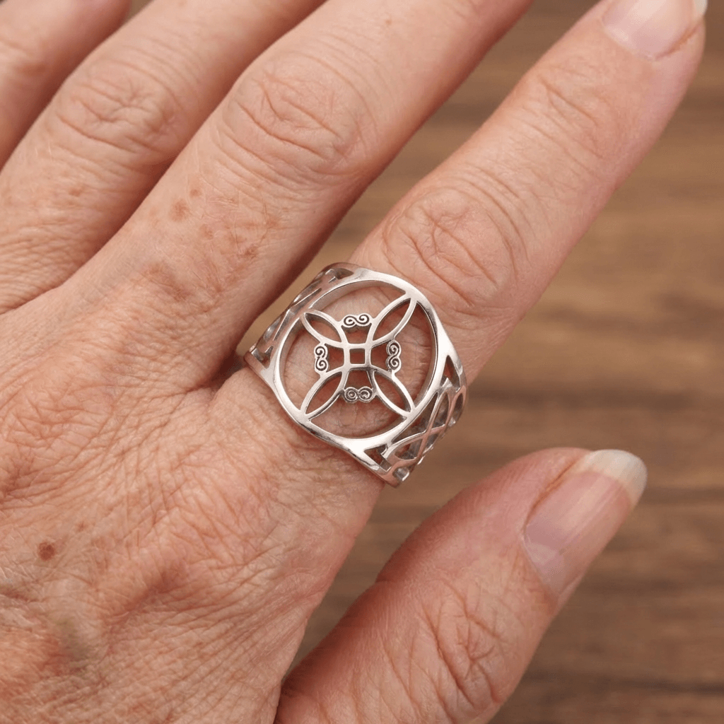 Zilveren ring met opengewerkt Keltisch kruismotief