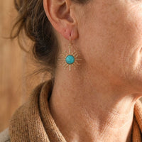 Gouden bohemian oorbellen met turquoise zon