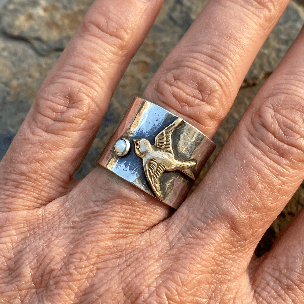 Gouden ring met meerkleurige edelstenen