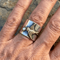 Gouden ring met meerkleurige edelstenen