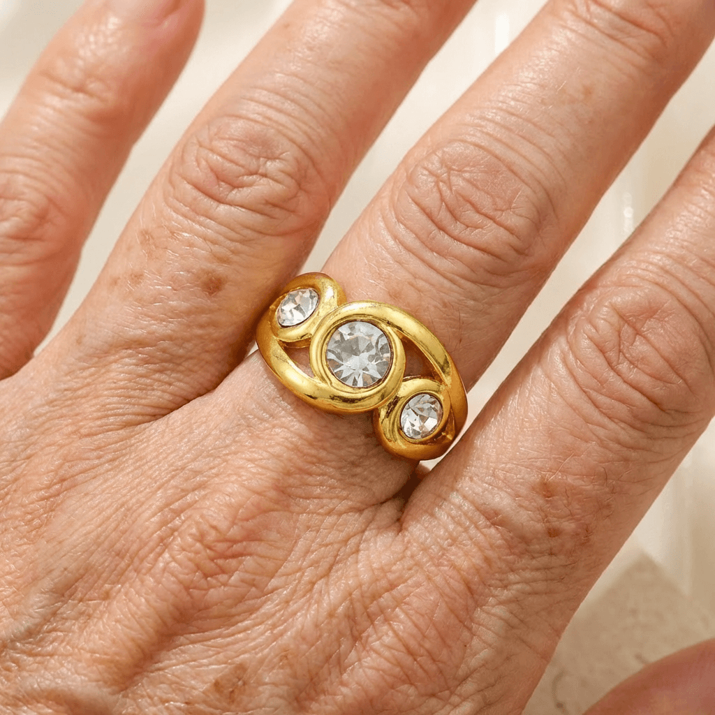 Gouden ring met drie heldere kristallen