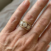 Roségouden ring met bloemgravure en kristal