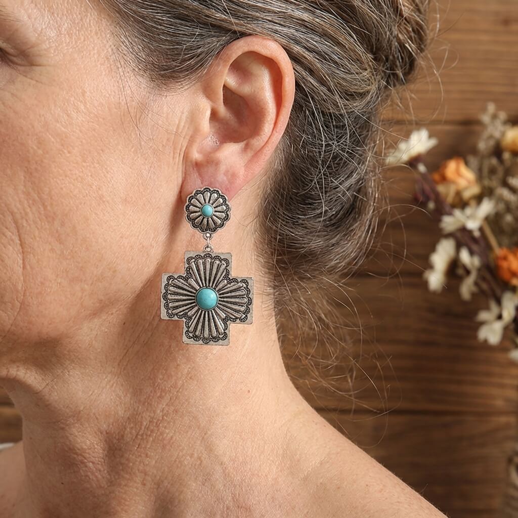 Zilveren etnische oorbellen met turquoise kruismotief