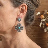 Zilveren etnische oorbellen met turquoise kruismotief