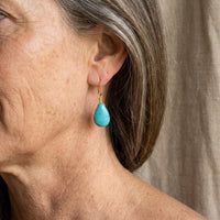 Gouden oorbellen met turquoise druppelsteen