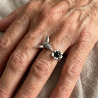 Zilveren verstelbare ring met kolibrie en bloem