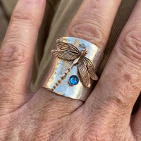 Zilveren brede ring met gouden libelle en blauwe steen