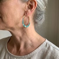 Bohemian oorbellen met blauwe kraal en leren detail