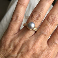 Gouden ring met grijze parel en kristallen