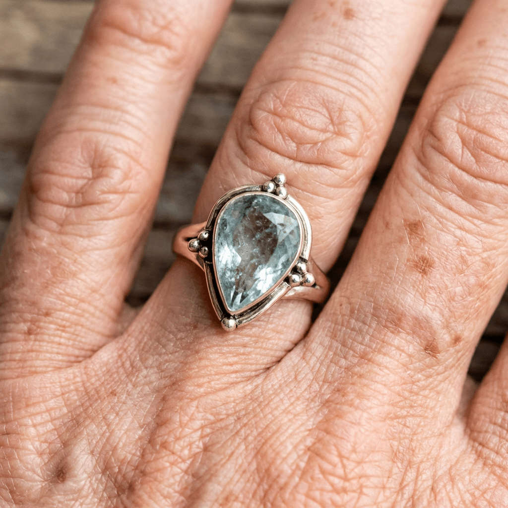 Gouden ring met peervormige lichtblauwe edelsteen
