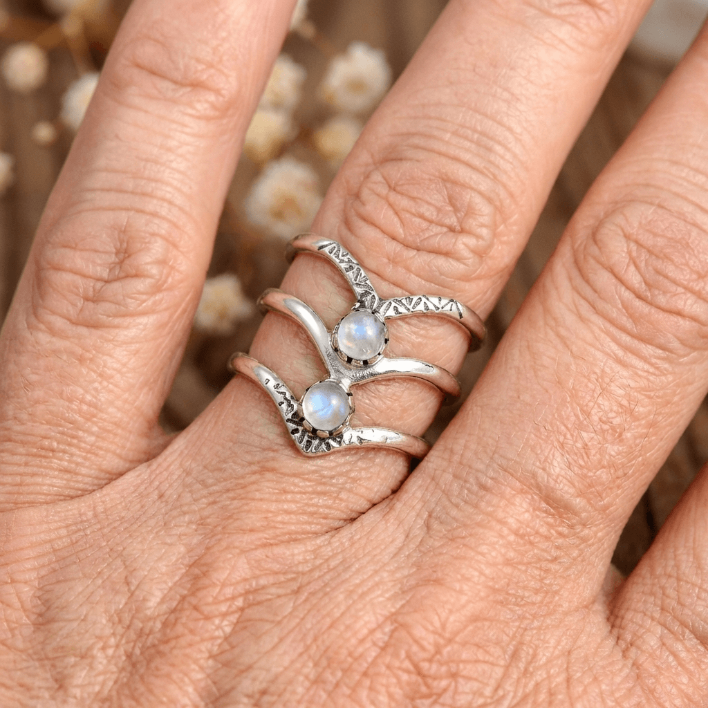 Zilveren bohemian ring met dubbele chevron en maanstenen