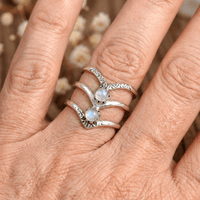 Zilveren bohemian ring met dubbele chevron en maanstenen