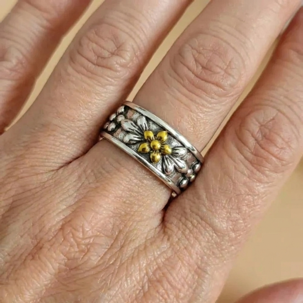 Zilveren brede ring met gegraveerde bloemen