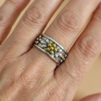 Zilveren brede ring met gegraveerde bloemen