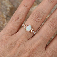 Roségouden ring met ovale witte opaal en maantje