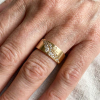 Brede gouden ring met zirkonia bladmotief