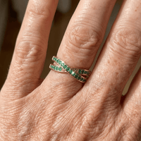 Roségouden gekruiste ring met groene zirkonia