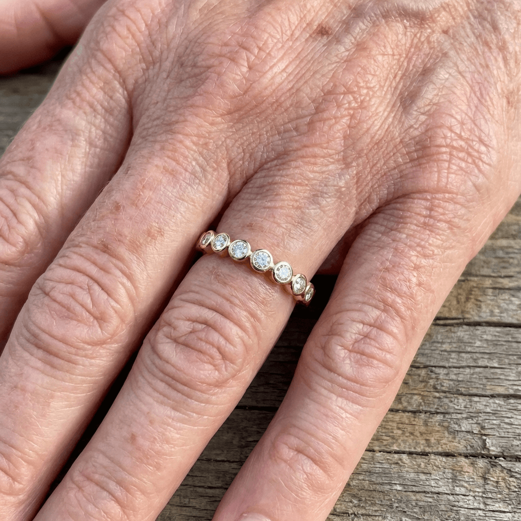 Gouden fijne ring met bezel-gezette zirkonia