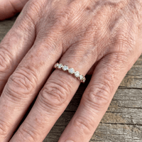 Gouden fijne ring met bezel-gezette zirkonia