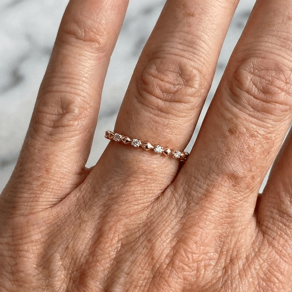 Gouden minimalistische ring met kleine zirkonia